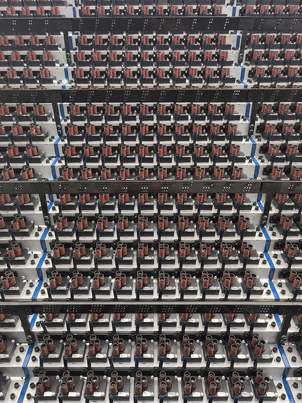 Тафтинговая машина для производства разноуровневых ковров с петлевым ворсом
